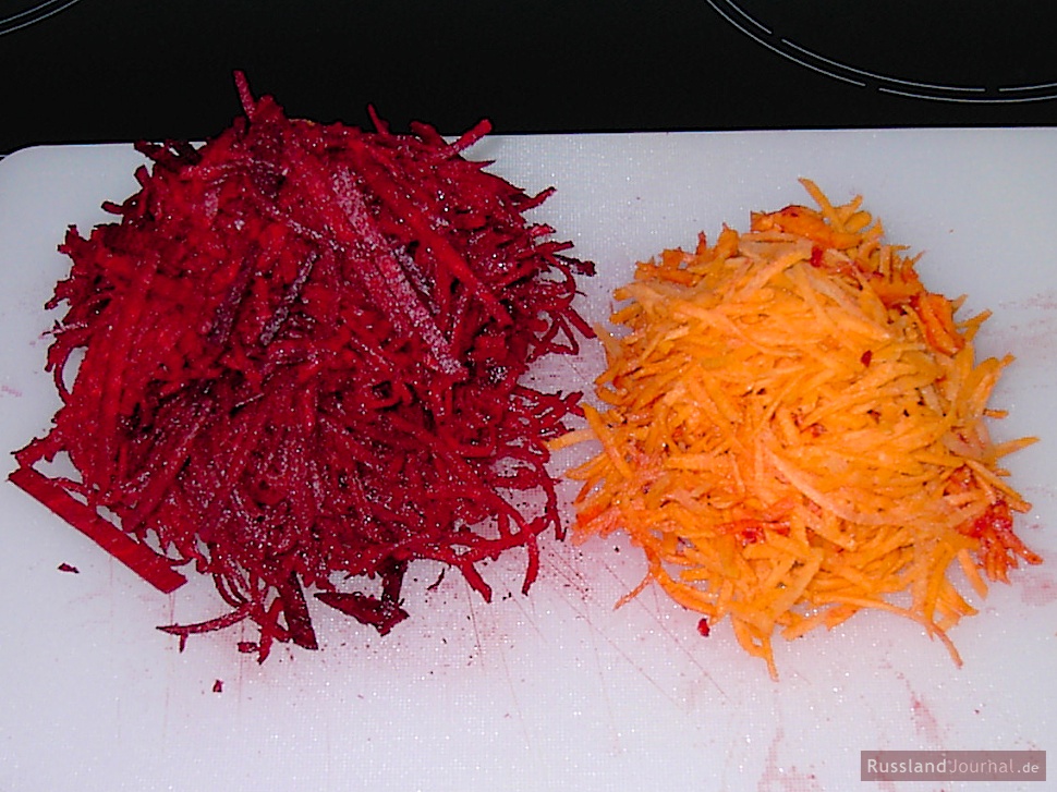 Grate or cut carrots and beets into very thin stripes.