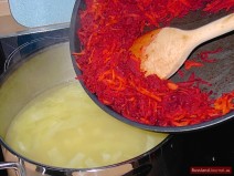 Put sautéed vegetables into the pan with cabbage and potatoes.