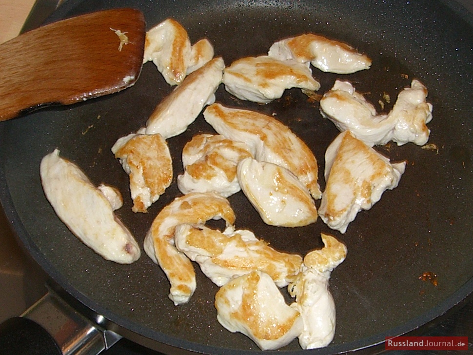 Cut meat into stripes. Heat oil or butter in a pan. Stir-fry meat over high heat until golden brown.
