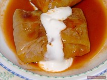 Remove threads and serve golubtsi with tomato sauce and sour cream.