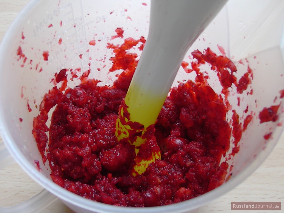 Wash, blanch und mash cranberries.