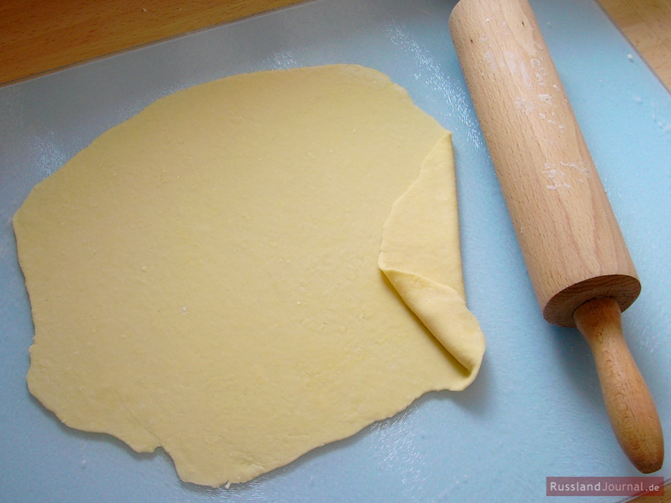 For the dough mix flour with egg, salt and 3 tablespoons of water. Knead the dough on a lightly floured surface until elastic and roll it thin.