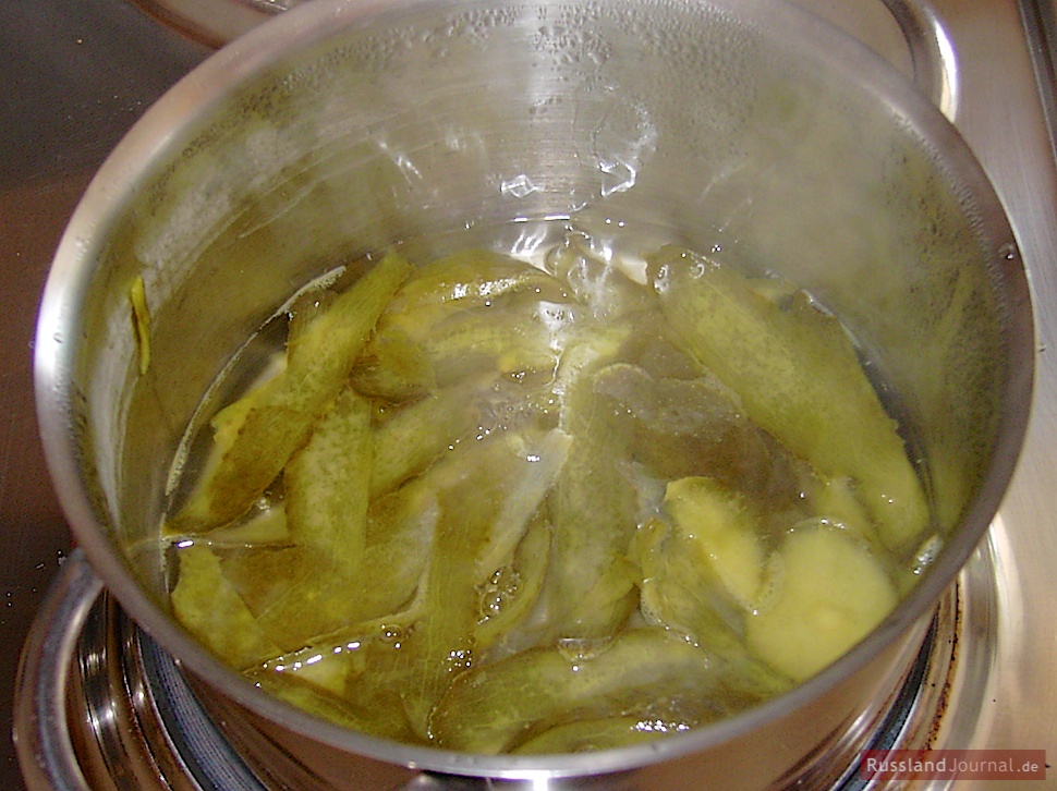 Pour 150-200 ml (=1 cup) boiling water over cucumber skins and simmer on low heat for 10-15 minutes. Remove the skins.