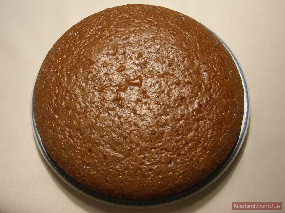 Испеченный торт Трухлявый пень на тарелке
