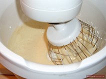 Кухонный комбайн взбивает крем для торта Трухлявый пень