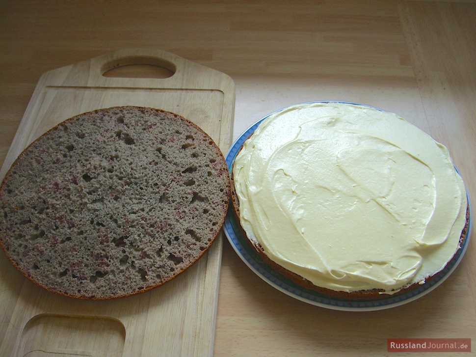 Разрезанный пополам и смазанный кремом торт Трухлявый пень