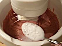 Погашенная уксусом сода добавляется в тесто для торта Трухлявый пень