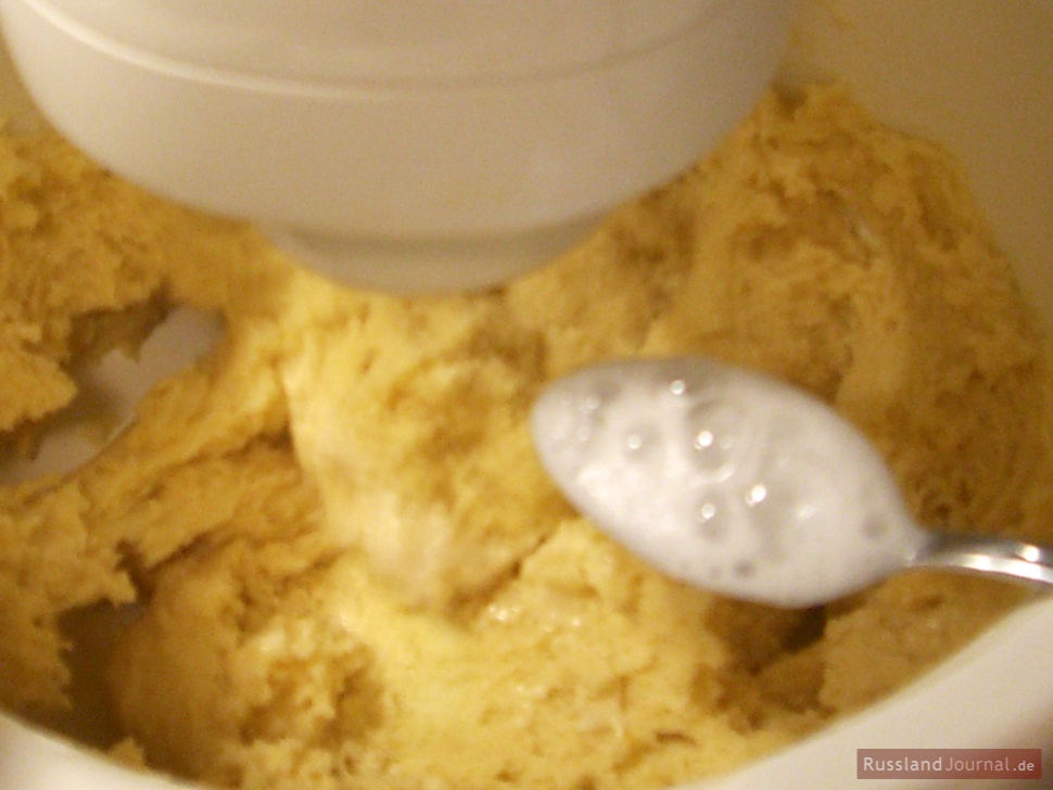 Сода, погашенная уксусом, добавляется в тесто для пирога с клюквой