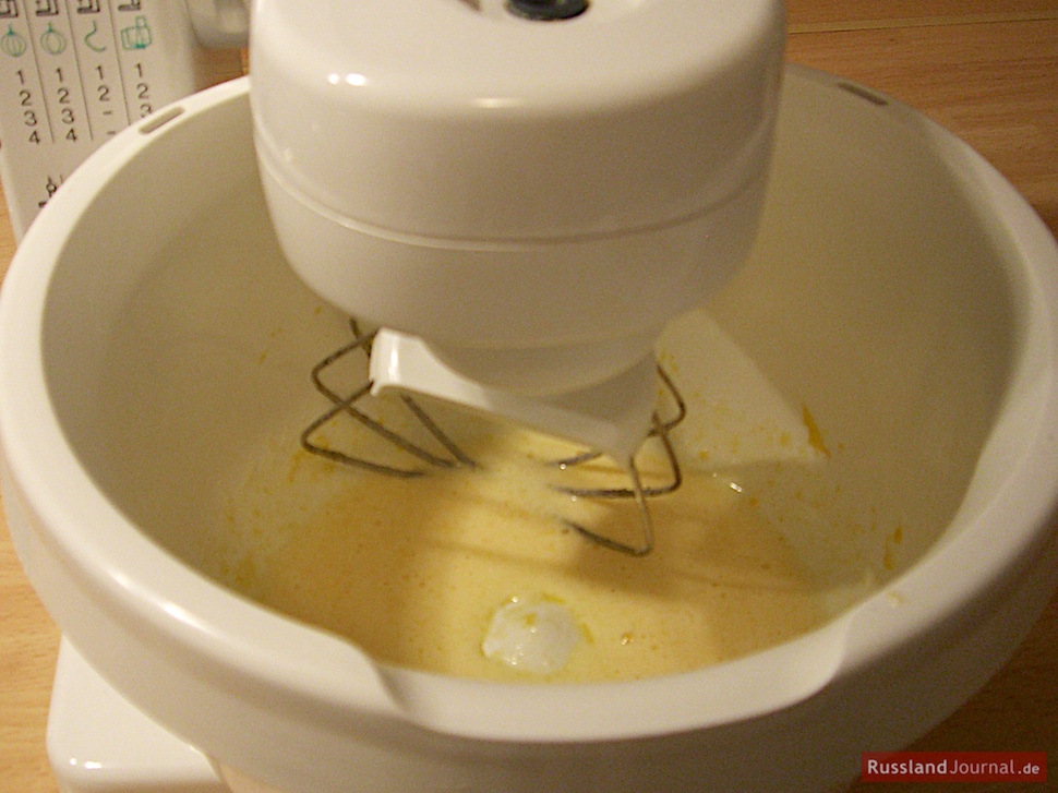 Кухонный комбайн мешает яйца с сахаром для песочного теста