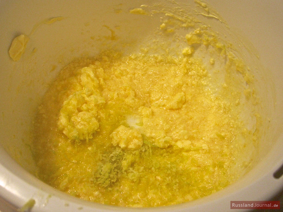 Сырое песочное тесто в миске
