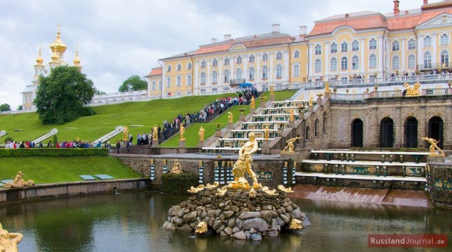 Большой каскад с фонтаном Самсон перед Большим дворцом в Петергофе