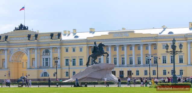 Медный всадник на Сенатской площади в Санкт-Петербурге
