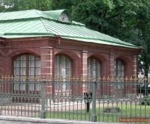 Домик Петра Первого в Санкт-Петербурге: Красный домик с зелёной крышей