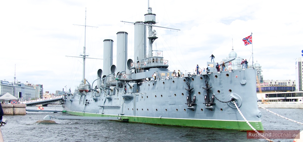 Корабль-музей крейсер Аврора на Неве в Санкт-Петербурге