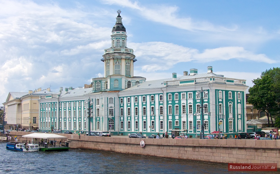 Вид на Кунсткамеру в Санкт-Петербурге с Невы