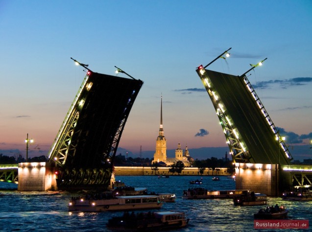 Разведённый Дворцовый мост с видом на Петропавловскую крепость в Санкт-Петербурге