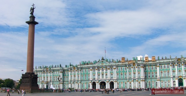 Музей Эрмитаж и Александровская колонна на Дворцовой площади в Санкт-Петербурге