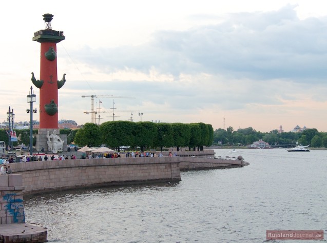 Ростральная колонна на Стрелке Васильевского острова в Санкт-Петербурге
