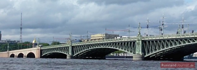 Троицкий мост через Неву в Санкт-Петербурге