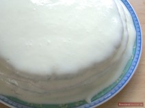 Политый белым кремом торт Липун крупным планом