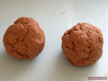 Два шарика из шоколадного теста для торта Липун