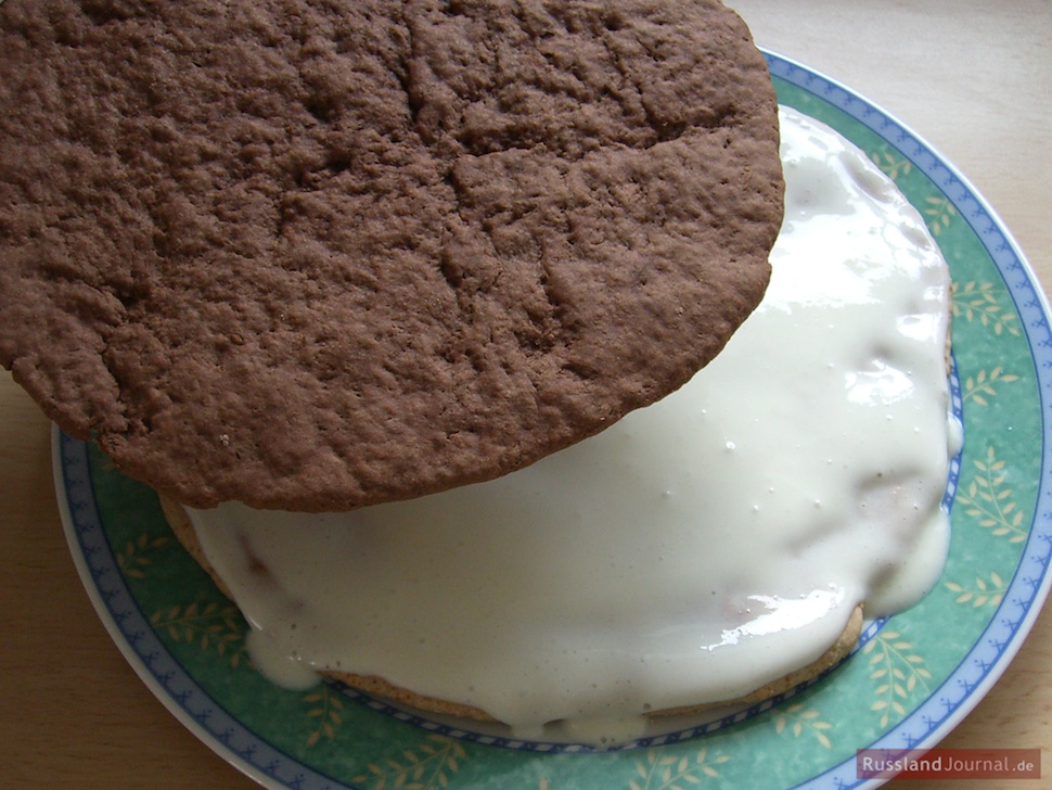 Шоколадный корж кладётся на политый сметанным кремом корж для торта Липун
