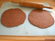 Две раскатанных лепёшки из шоколадного теста для торта Липун