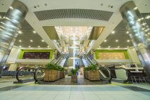 Rolltreppe und Halle im internationalen Flughafen Domodedowo in Moskau