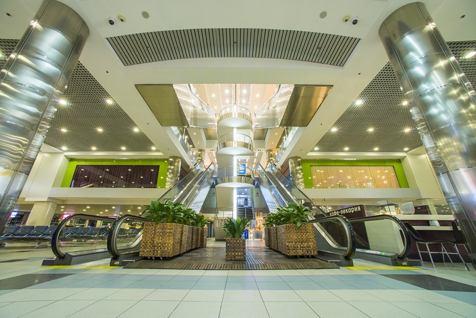 Rolltreppe und Halle im internationalen Flughafen Domodedowo in Moskau