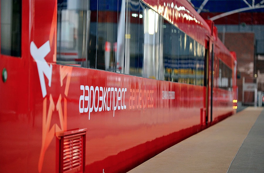 Roter Schnellzug Aeroexpress