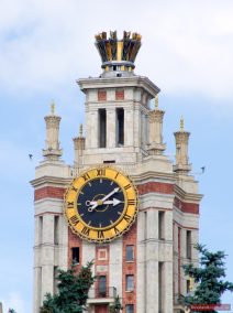 Eine Uhr auf dem Hauptgebäude der staatlichen Lomonossow Universität Moskau