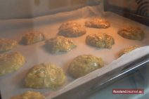 Lebkuchen auf Backblech im Ofen