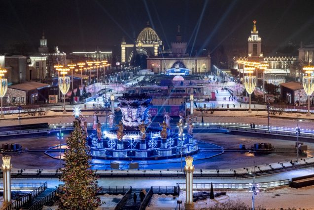 Eisbahn WDNCh in Moskau bei Nacht