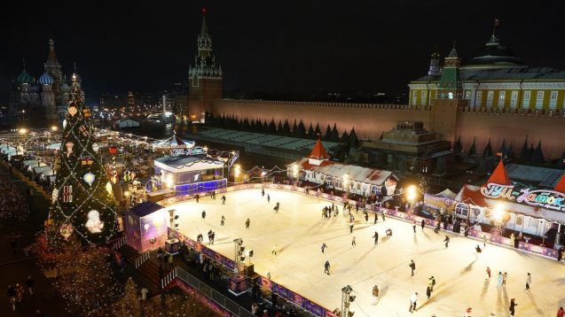 GUM-Katok: Die Eisbahn und Weihnachtsmarkt auf dem Roten Platz in Moskau