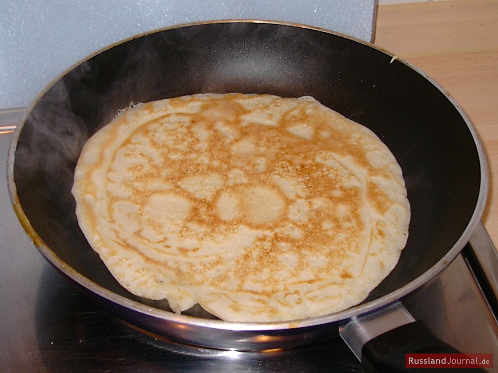 Blini Pfannkuchen braten