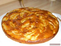 Apfelkuchen mit Honig dekorieren