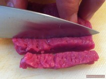 Fleisch für Beef Stroganoff quer zur Faser schneiden