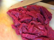 Fleisch für Beef Stroganoff schneiden