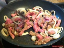 Fleisch und Zwiebeln für Beef Stroganoff braten