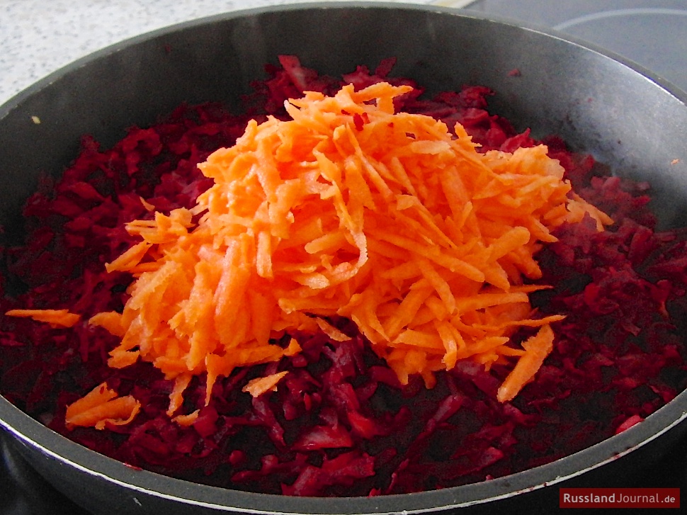 Karotten für Bohnen-Borschtsch in Pfanne geben