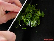 Petersilie für Bohnen-Borschtsch hacken