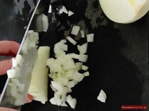 Zwiebeln hacken für Bohnen-Borschtsch
