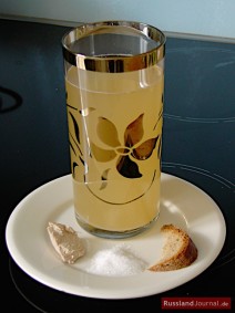 Kwas im Glas mit Zutaten auf dem Unterteller