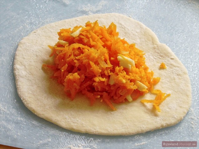 Piroggi-Füllung: Karotte mit Zwiebel und Ei