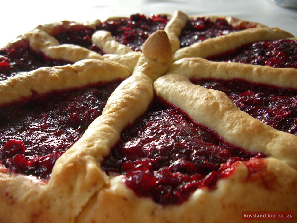 Preiselbeerkuchen mit Streifen dekorieren