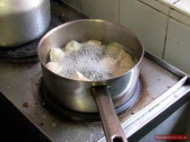 Sibirische Pelmeni ins kochende Wasser