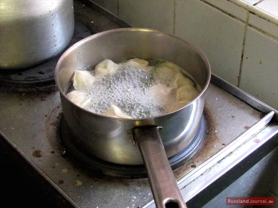 Sibirische Pelmeni ins kochende Wasser