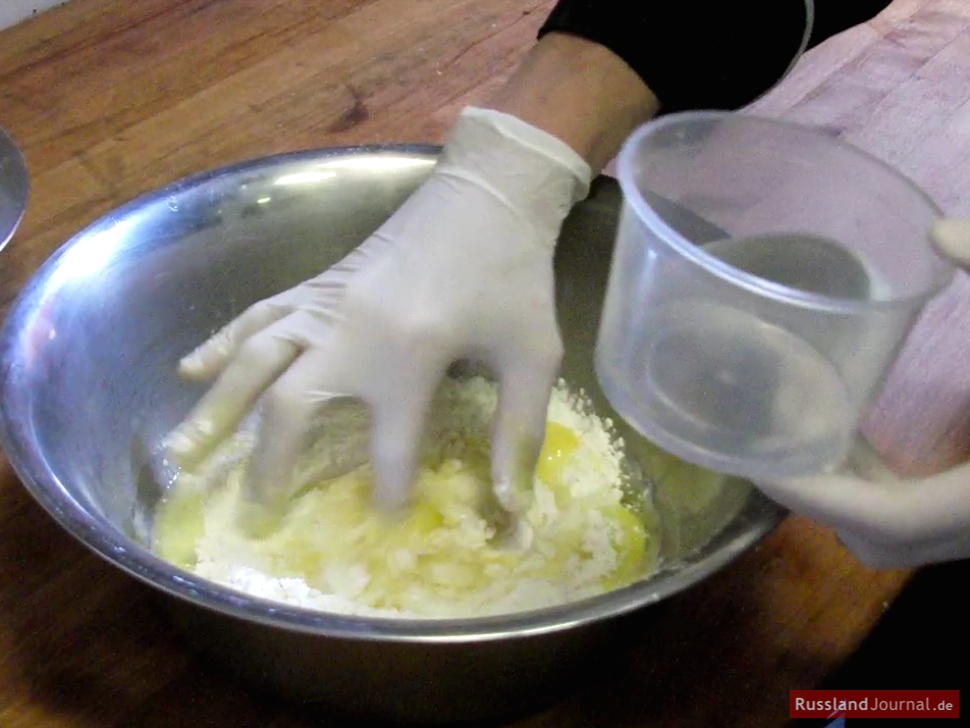 Wasser zu Mehl für Sibirische Pelmeni