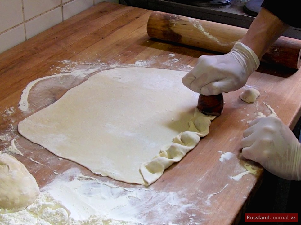 Sibirische Pelmeni ausschneiden