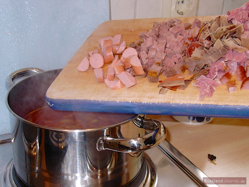 Fleisch klein schneiden für Soljanka